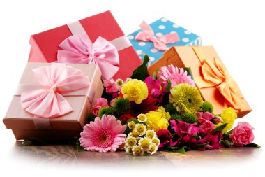 Buket çiçek ve hediye kutuları üzerinde beyaz izole