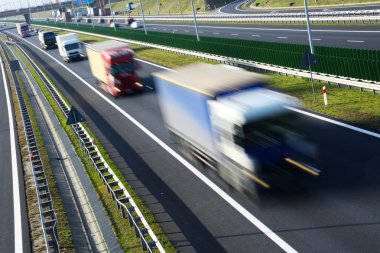 Dört şeritli kontrollü erişimli otoyol Polonya