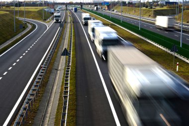 Dört şeritli kontrollü erişimli otoyol Polonya