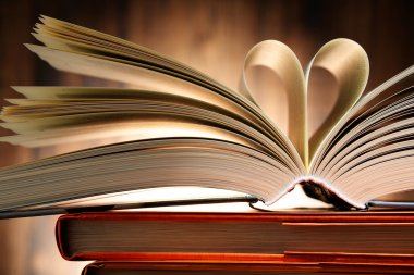 Kalp şeklinde iki tane sayfa ciltli kitap kurdu