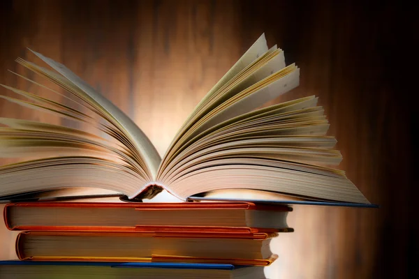 Composición con libros de tapa dura en la biblioteca —  Fotos de Stock