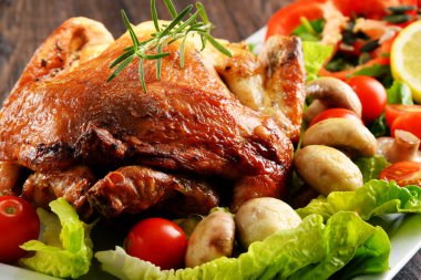 Domates ve mantar ile kavrulmuş tavuk