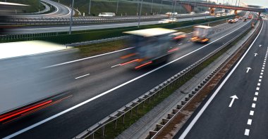 Dört şeritli kontrollü erişimli otoyol Polonya