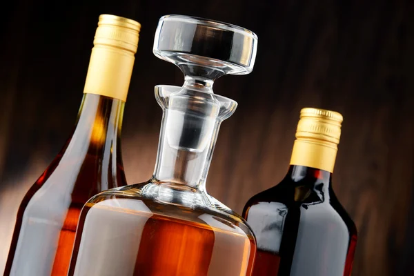 Flessen van diverse alcoholhoudende dranken — Stockfoto