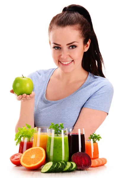 Молодая женщина с различными овощными и фруктовыми соками — стоковое фото