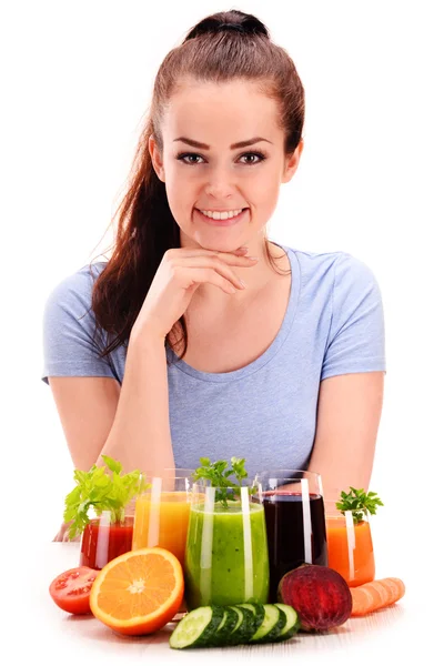 Mujer joven con variedad de jugos de verduras y frutas —  Fotos de Stock