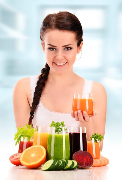 Mujer joven con variedad de jugos de verduras y frutas —  Fotos de Stock