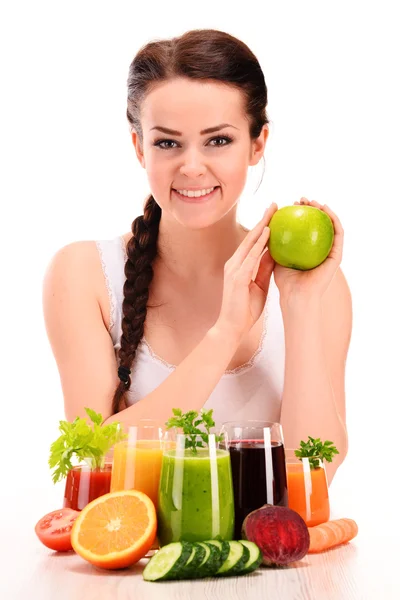 Mujer joven con variedad de jugos de verduras y frutas —  Fotos de Stock