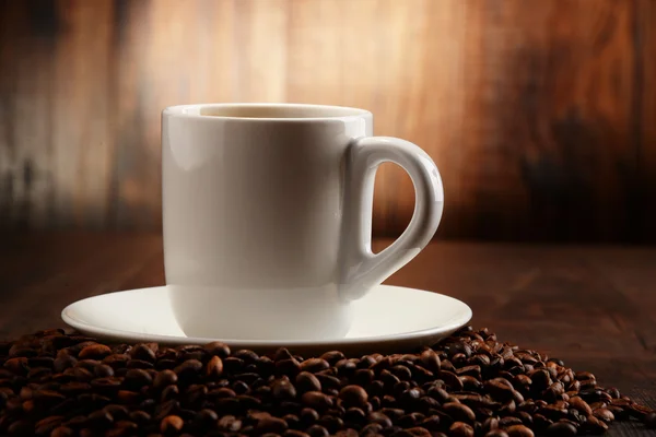 白いカップ、コーヒー豆のコンポジション — ストック写真