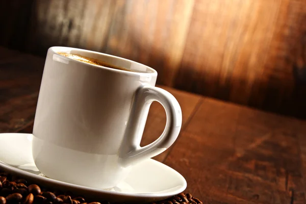 Composición con taza blanca y granos de café — Foto de Stock