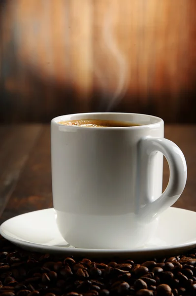 Composición con taza blanca y granos de café — Foto de Stock