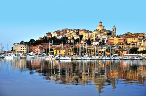 Ciudad de Imperia, Liguria, Italia durante el amanecer — Foto de Stock