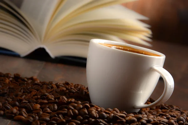 Composizione con tazza di caffè bianco e libro aperto — Foto Stock