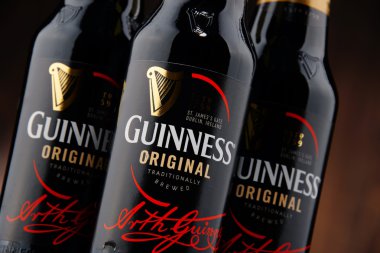 Üç Guinness bira şişesi