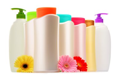 Vücut bakım ve güzellik ürünleri üzerinde beyaz plastik şişe