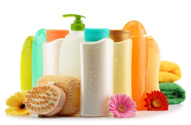 Vücut bakım ve güzellik ürünleri üzerinde beyaz plastik şişe