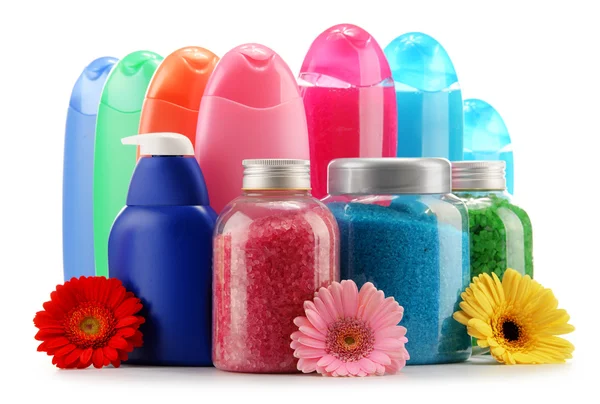 Пластикові пляшки догляду за тілом та косметичні засоби над білим — стокове фото
