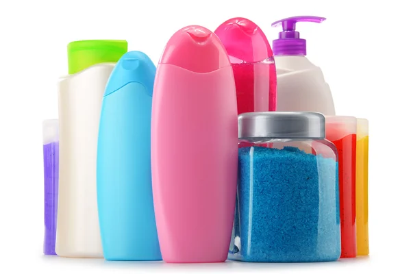 A test- és kozmetikai termékek felett fehér műanyag palackok — Stock Fotó