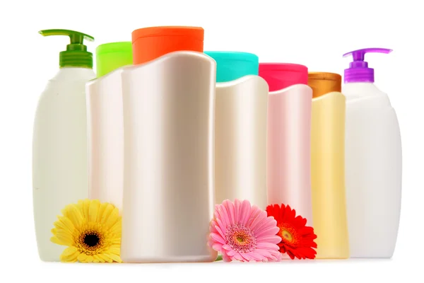 Πλαστικά μπουκάλια περιποίησης και ομορφιάς προϊόντων σώματος πάνω από λευκό — Φωτογραφία Αρχείου