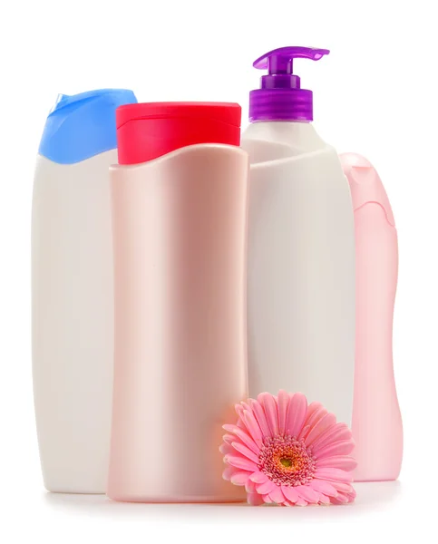 Plastikflaschen mit Körperpflege- und Schönheitsprodukten über Weiß — Stockfoto