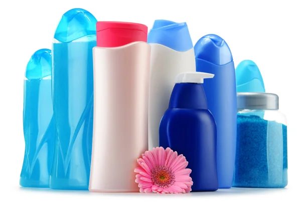 Bottiglie di plastica per la cura del corpo e prodotti di bellezza su bianco — Foto Stock