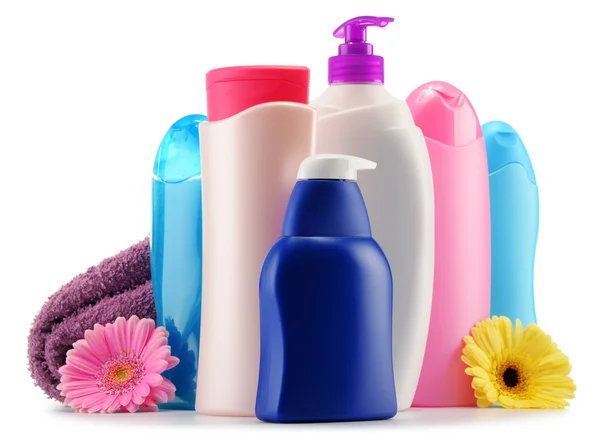 Bottiglie di plastica per la cura del corpo e prodotti di bellezza su bianco — Foto Stock