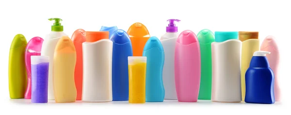 Plastikflaschen mit Körperpflege- und Schönheitsprodukten über Weiß — Stockfoto