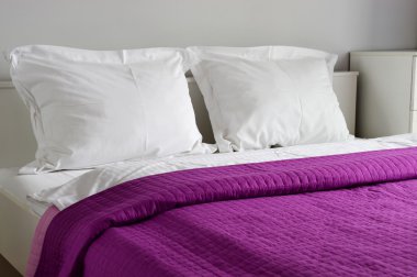 Otel odasında çift kişilik yatak. Konaklama