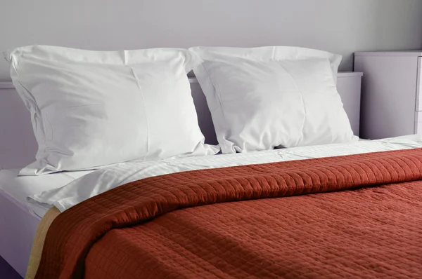 Otel odasında çift kişilik yatak. Konaklama — Stok fotoğraf