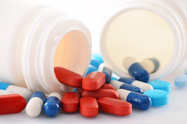 Composición con variedad de píldoras y envases de medicamentos — Foto de Stock