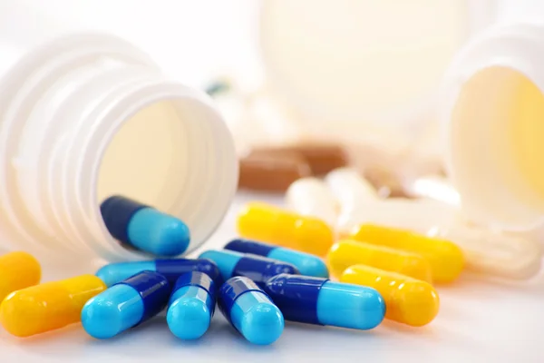 Composizione con varietà di pillole e contenitori di droga — Foto Stock