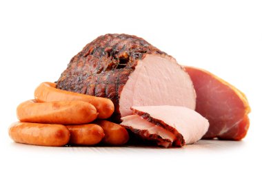 Jambon ve üzerinde beyaz izole sosis gibi et ürünleri