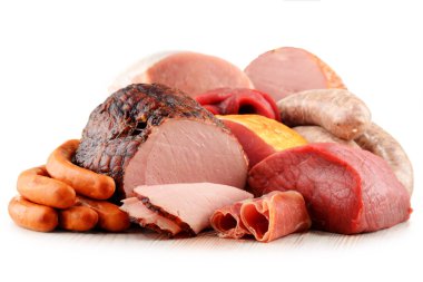 Jambon ve üzerinde beyaz izole sosis gibi et ürünleri