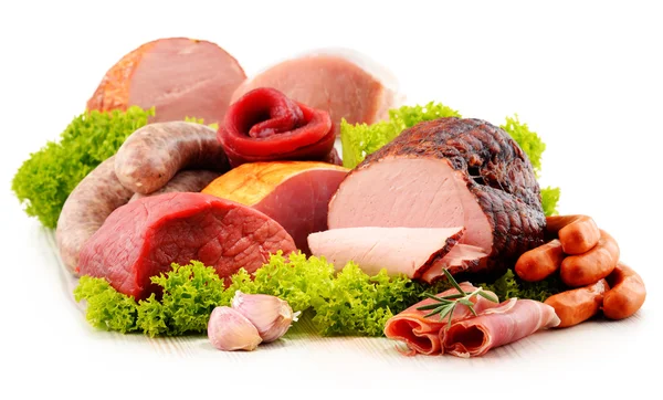 Мясопродукты, включая ветчину и колбасы, изолированные на белом — стоковое фото