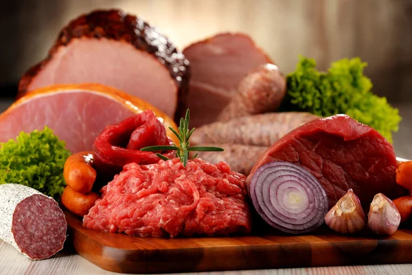 Produtos à base de carne, incluindo presunto e salsichas — Fotografia de Stock