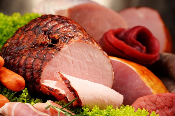 Produkty mięsne, w tym szynki i kiełbasy — Zdjęcie stockowe