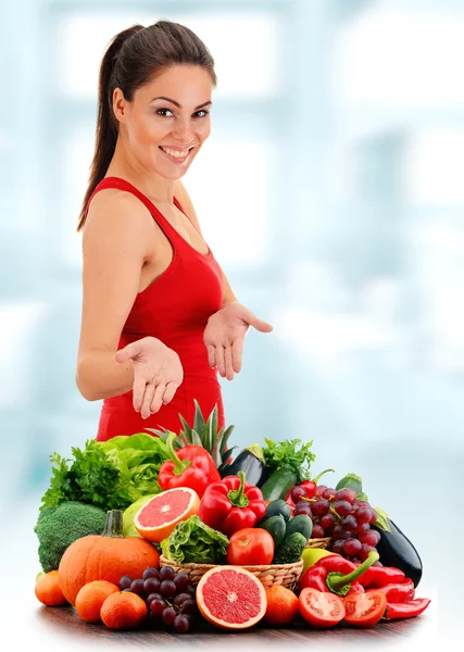 Mladá žena s různými druhy ekologické zeleniny a ovoce — Stock fotografie