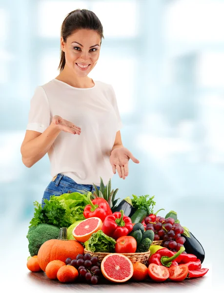 Giovane donna con varietà di frutta e verdura biologica — Foto Stock