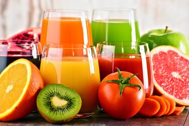 Bardak taze organik sebze ve meyve suları