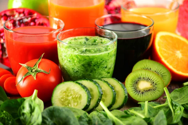 Glasses of fresh organic vegetable and fruit juices — Stock Photo, Image