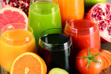 Bardak taze organik sebze ve meyve suları