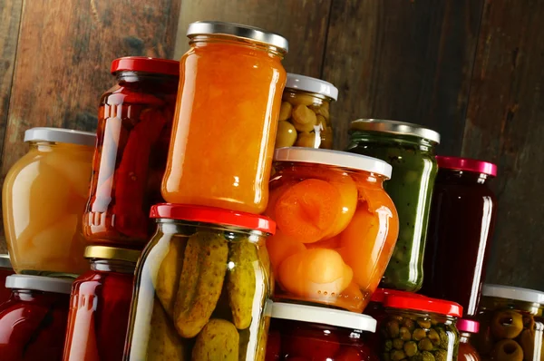 Frascos con verduras en escabeche, compotas afrutadas y mermeladas —  Fotos de Stock