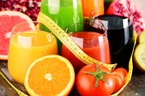 Bicchieri di verdura fresca biologica e succhi di frutta — Foto Stock
