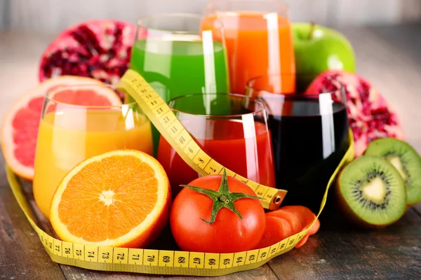 Стаканы свежих органических овощных и фруктовых соков — стоковое фото