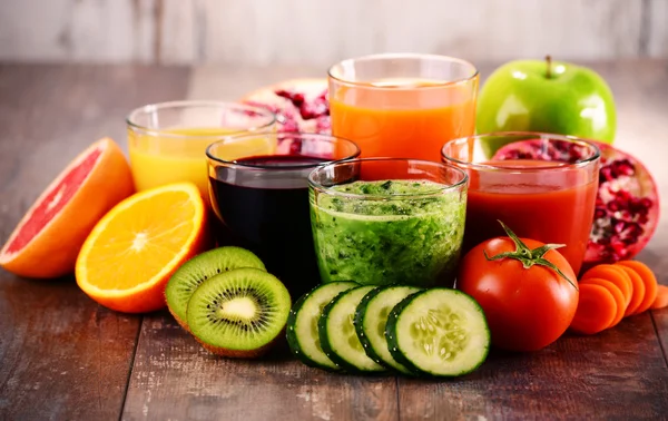 Glasses of fresh organic vegetable and fruit juices — Stock Photo, Image