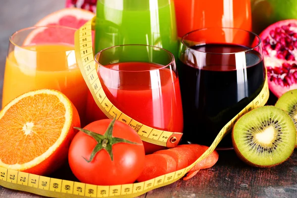 Glasses of fresh organic vegetable and fruit juices — Stock Photo, Image