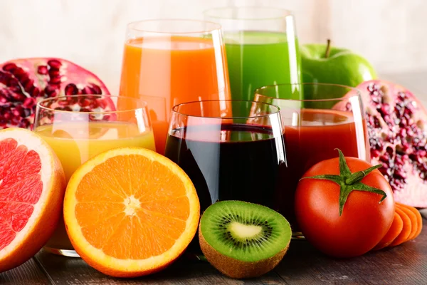 Glasses of fresh organic vegetable and fruit juices — Stock Photo, Image