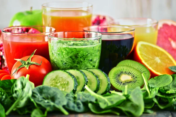 Vasos de jugos orgánicos frescos de frutas y verduras —  Fotos de Stock