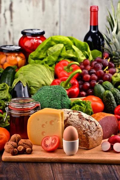 Biologisch voedsel zoals groenten fruit brood zuivel en vlees — Stockfoto