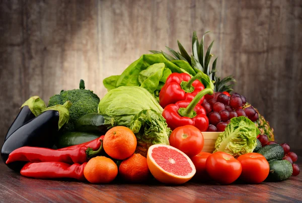 Composição com variedade de vegetais frescos e frutas — Fotografia de Stock